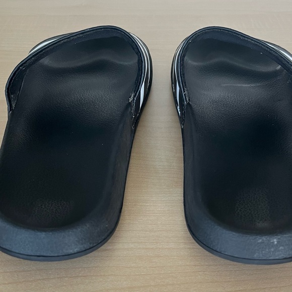 Men’s flip flops size medium like new condition. - Picture 3 of 6